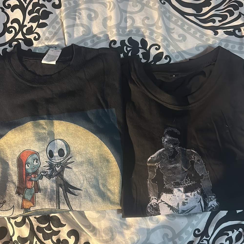 🌷3/20🌷2 Women’s M random black tshirts